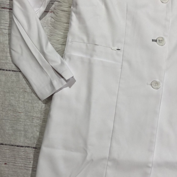 FIGS White Classic Bellevue Slim Long Lab Coat - Picture 6 of 16